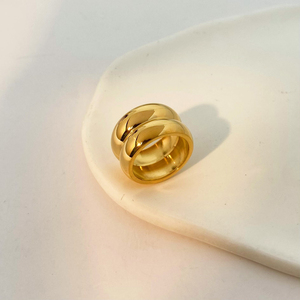 Bague large double couche en acier inoxydable plaqué or 18 carats pour femme, texture métallique, vente en gros - Product Image 4