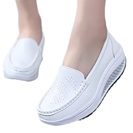 Novo design laboratório Mulheres Não-Slip Almofada De Ar Confortável Mom Wedge Heels Couro Hospital Branco Enfermeira Sapatos