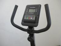Vélo d'exercice inclinable TOPFIT à faible impact pour seniors, machine de rééducation à domicile, cycle statique magnétique avec design à cadre bas.