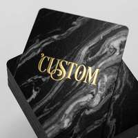 Jeu de cartes en marbre avec logo personnalisé, boîte rigide en papier, texture marbrée haute brillance, estampage à chaud doré métallique pour un luxe inégalé
