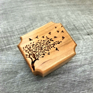 Boîte à musique en bois <span class=keywords><strong>personnalisée</strong></span> à manivelle, avec option de <span class=keywords><strong>chanson</strong></span> <span class=keywords><strong>personnalisée</strong></span>, style antique, cadeau unique gravé au laser - Product Image 4