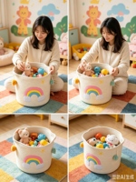 Panier de rangement en corde de coton Deyun, motif nuage arc-en-ciel mignon, décoré de pompons, pliable, tressé, avec poignées, pour jouets et linge, idéal pour chambre d'enfant et crèche