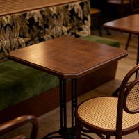 Mobilier de restaurant de style rétro : tables de bar en bois, chaises en osier, canapés doubles pour café