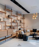 Étagère murale moderne en chêne clair sur mesure, meuble de chambre à coucher avec montants en métal noir, tiroirs suspendus, menuiserie sur mesure pour Melbourne