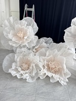 Décor de scène de mariage sur mesure de luxe, installation artistique géante de fleurs blanches en soie et organza pour exposition en extérieur