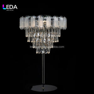 Support de fleurs en métal doré LEDA, centre de table avec support en métal et cristal, avec éclairage pour la décoration de mariage, de fête ou d'événement - Product Image 4