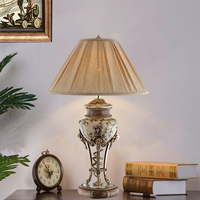 Lampe de table design Empire, villa européenne, décoration, grand marbre violet rouge, détails vintage en laiton serpent