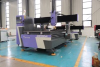Machine de gravure puissante à 4 axes avec changeur d'outils automatique, routeur CNC AKM1325C-4A pour l'artisanat du bois et l'utilisation industrielle