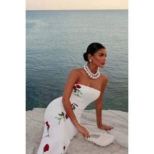 Robe de bal blanche Onella pour femme, motif rose, taille empire, fleur, pour soirées et occasions formelles, disponible en XS, longueur genou - Product Image 3