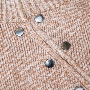 Pull en maille côtelée asymétrique haut de gamme pour femme avec boutons et fermeture éclair, collection automne, fabrication sur mesure ODM pour marque - Product Image 4