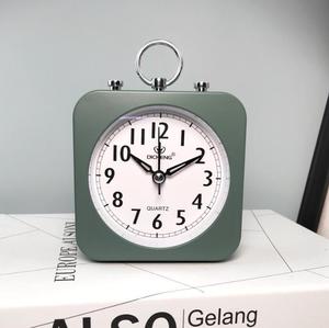 Mode Eenvoudige kleine wekker Slaapkamer Nachtkastje Stille bureauklok Hangbare positioneerbare wekker voor thuiskantoor Bureau Cadeau - Product Image 3