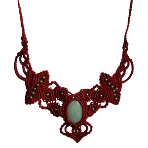 Collar de Macramé Hecho a Mano con Hilo Rojo, Bisel de Piedra de Jade, Diseño Geométrico Bohemio, para Uso Diario, con Cuentas y Baño de Oro - Product Image 1