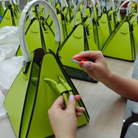 Sofort lieferbare Designer-Geometrie-Pyramiden-Damentasche – Dual-Use-Handtasche mit Schulterriemen für den Alltag
