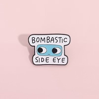 Broches en gros 2026 NOUVEAU design lettres noires et blanches, épingles fantaisie audacieuses et exagérées « Side-Eye », accessoires de style western