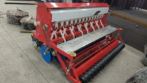 Machine intégrée de labourage, fertilisation <span class=keywords><strong>et</strong></span> semis rotative pour blé à 12 rangs, petite <span class=keywords><strong>semoir</strong></span>-<span class=keywords><strong>épandeur</strong></span> de semences <span class=keywords><strong>et</strong></span> <span class=keywords><strong>d</strong></span>'<span class=keywords><strong>engrais</strong></span> montée sur tracteur - Product Image 3