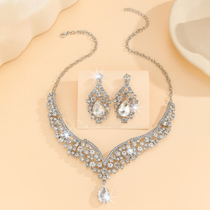 European and American Hot Sale Gold Zinc Alloy Inlaid White Rhinestone Metal Pearl Necklace Earrings Set Women Jewelry - Product Image 4