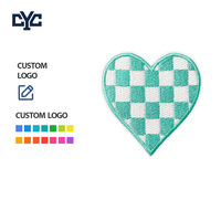 Parches Termoadhesivos Personalizados con Diseño de Cuadros a Cuadros en Verde Menta y Blanco, con Bordado de Corazón y Estilo de Cuadrícula
