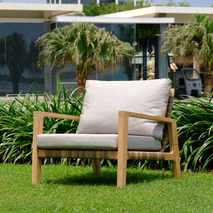 La chaise longue Andorra combine du bois de teck durable et un tissage en rotin, idéale pour les environnements extérieurs tels que les villas, les hôtels - Product Image 1