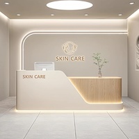 Comptoir de réception personnalisé en MDF avec éclairage LED, façade blanche mate à grain de bois, logo personnalisé pour salon de beauté, spa, clinique esthétique