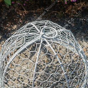 Couverture de protection pour plantes en fil de fer, 41x41x32,5 cm, cage en filet de protection blanche pour plantes de jardin, prévention des animaux, facile à assembler - Product Image 2