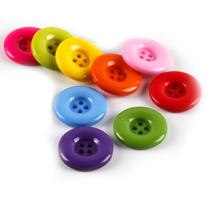 <span class=keywords><strong>Fancy</strong></span> 4-lỗ phụ kiện may mặc 40L len áo len nhựa <span class=keywords><strong>polyester</strong></span> đầy màu sắc nút lớn cho quần áo - Product Image 1