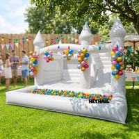 Château gonflable commercial blanc de 15x15 pieds avec toboggan et piscine à balles pour fête de mariage en plein air