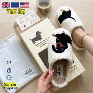 Pantoufles d'intérieur personnalisées avec logo, motif chiot-saucisse mignon, en peluche, pour femmes, douces, antidérapantes et confortables pour l'hiver et l'automne - Product Image 1