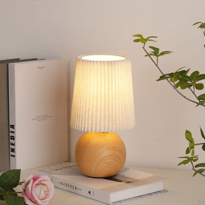 Lámpara de mesa de tela con pantalla de papel plisado y base de cerámica Lámpara de mesa interior estilo Wabi-sabi - Product Image 3
