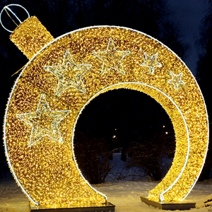 Décoration d'arche de Noël géante en forme de globe, créant un passage 3D immersif pour les espaces publics festifs - Product Image 1