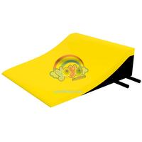 Rampe de skate gonflable commerciale jaune, pente de rebond pour enfants, équipement de jeu sûr pour l'intérieur et l'extérieur, rampe de saut gonflable