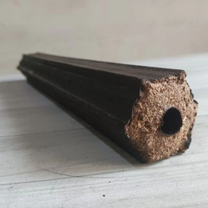 Las briquetas Premium Pini Kay, hechas de aserrín natural, ofrecen un calor potente y constante para asar y calefacción industrial. - Product Image 1