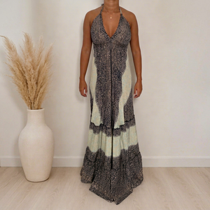 Robe longue bohème dos nu noire et blanche avec motif color block, ourlet superposé, coupe ample, sans manches, en tissu tissé, idéale pour les soirées estivales - Product Image 1