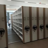 Compacteur mobile industriel pour bureaux : rayonnages de stockage coulissants pour doubler la surface au sol