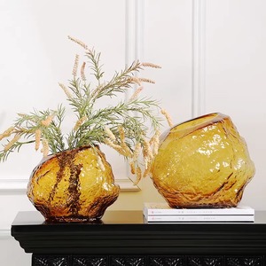 Jarrón de Vidrio Moderno de Lujo Ligero con Patrón Glaciar, Boca Inclinada Heterosexual, Proceso Manual Puro, Simplicidad Moderna para el Hogar - Product Image 4