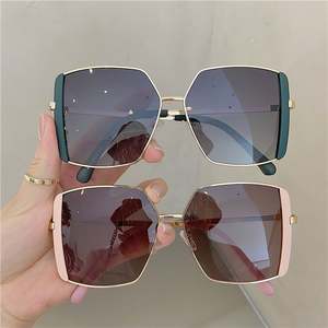 Lunettes de soleil tendance pour hommes et femmes avec logo personnalisé, monture métallique grande taille, protection UV400, lunettes de soleil carrées surdimensionnées pour femmes - Product Image 1