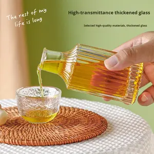 زجاجات مشروبات زجاجية صغيرة بخطوط عمودية وتصميم روماني لتعبئة النبيذ والعصائر، سعات 50 مل و100 مل و150 مل و200 مل و250 مل و500 مل، مع أغطية من الفلين - Product Image 2