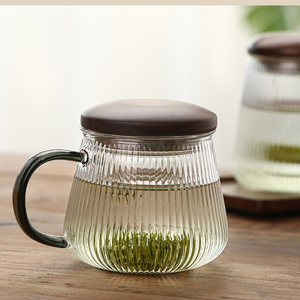 Tazza <span class=keywords><strong>da</strong></span> Tè in Vetro Borosilicato Premium con Coperchio in Legno Naturale e Infusore Integrato - Elegante Tazza <span class=keywords><strong>da</strong></span> Tè a Righe Verticali <span class=keywords><strong>da</strong></span> 450ml - Product Image 6