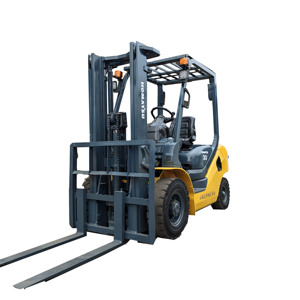 Chariot élévateur diesel Komatsu 3T d'occasion haute performance avec déplaceur latéral hydraulique et mât à deux étages - Composants d'origine pour engins de construction - Product Image 1