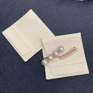 Pochette à bijoux en microfibre suédée beige personnalisée avec logo en relief 10x10+10cm - Product Image 3