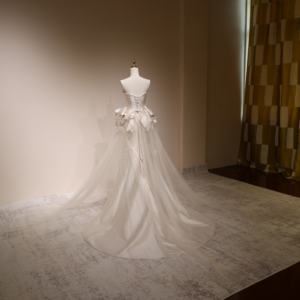 Nouvelle <span class=keywords><strong>Robe</strong></span> <span class=keywords><strong>de</strong></span> <span class=keywords><strong>Mariée</strong></span> Royale en Satin Blanc 2026, Bustier Queue <span class=keywords><strong>de</strong></span> Sirène, Fleurs Tridimensionnelles, Perles et Feuilles, Dos Lacé - Product Image 3