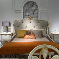 Lit capitonné classique français avec garniture dorée, tête et pied de lit ornés, mobilier de chambre crème, cadre de lit de luxe en cuir rembourré