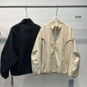 Veste matelassée unisexe moderne et écologique, service OEM, conception de logo personnalisé, fermeture éclair, légère, pour le sport, la remise en forme et les activités de plein air - Product Image 1