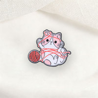 Vente en gros, Prêt à expédier : Pin's en émail et métal personnalisé, motif chat mignon jouant avec un boule de laine, pour vêtements et vestes