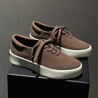 Nouvelles baskets de luxe légères pour hommes, en caoutchouc pur, à bas prix, en faux daim, tendance, à lacets, pour jeunes, en promotion
