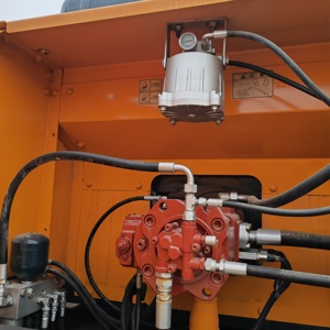 Excavatrice sur chenilles Hyundai 305LC-9S d'occasion, 30 tonnes, modèle 2022, excellent état, avec moteur, pompe et composants de transmission - Product Image 3