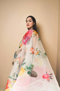 ชุดเลเฮนกาผ้าออร์แกนซ่าลายดอกไม้สีงาช้าง พิมพ์ลายพฤกษศาสตร์หลากสี พร้อมขอบตกแต่งด้วยโลหะ คอลเลกชันชุดอินเดียสำหรับงานเทศกาล ดีไซน์หรูหรา - Product Image 2