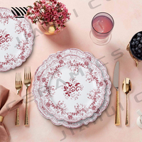 Ensemble de vaisselle en porcelaine romantique à motifs floraux rouges complexes pour les célébrations de mariage enchanteresses