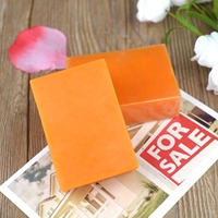 OEM 100g de savon à l'acide kojique au curcuma naturel fait à la main, éclaircissant et réduisant la pigmentation des taches brunes et l'acné