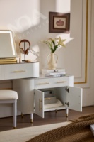 Table de maquillage de luxe avec finition dorée et miroir éclairé, style français moderne, table de toilette pour chambre à coucher