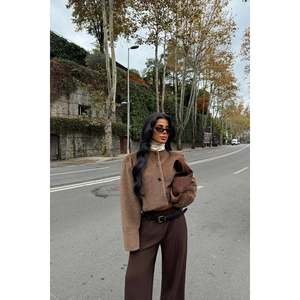 Chaqueta de Mujer con Detalle de Botones Marrones - Product Image 2